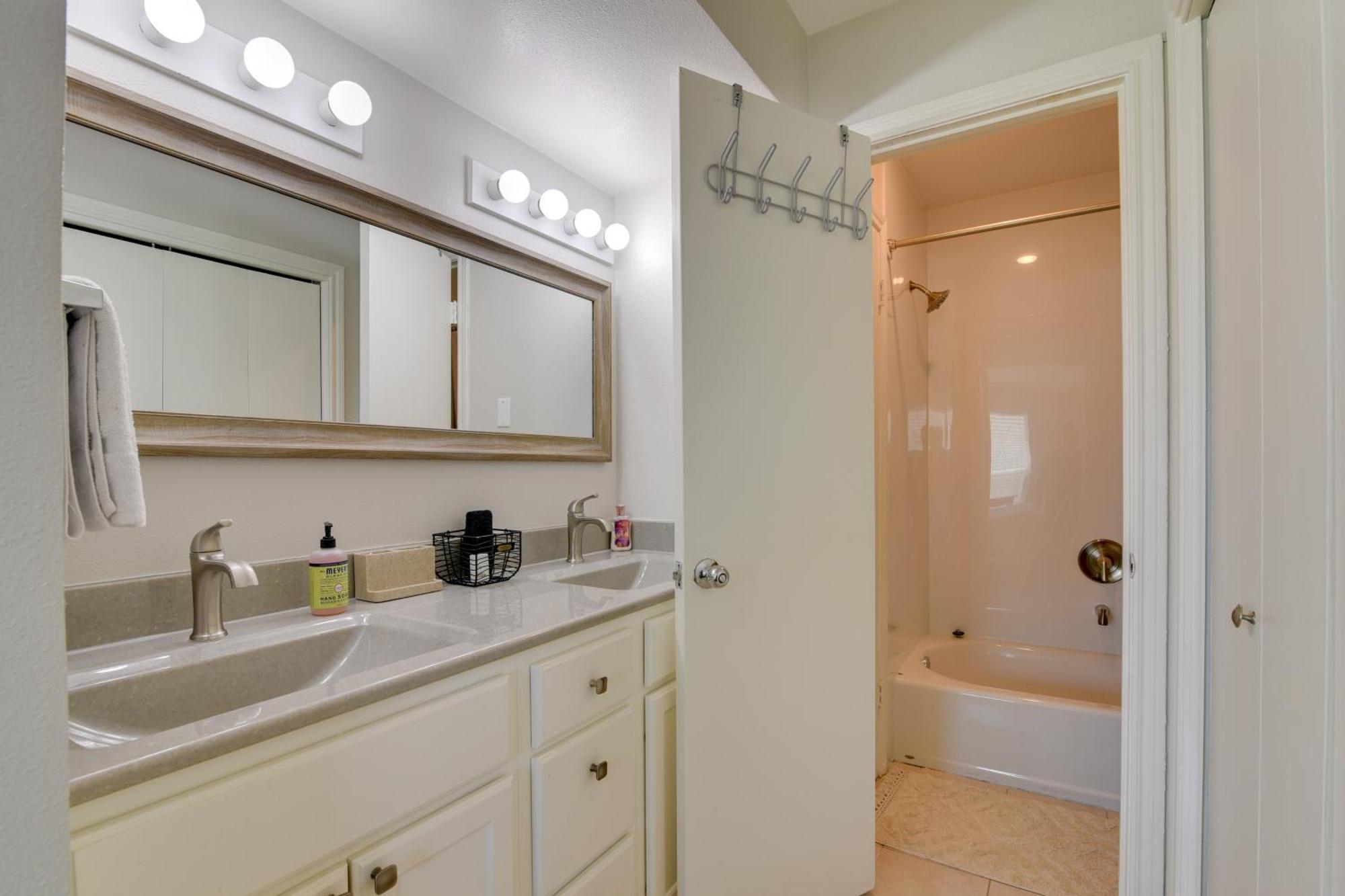 Galveston Townhome With Balconies Walk To Beach! Exterior photo